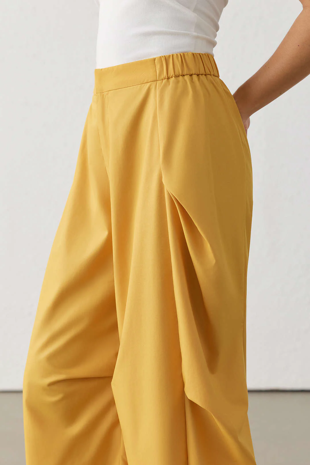 Solid Ruched Barrel Pants - Image 3