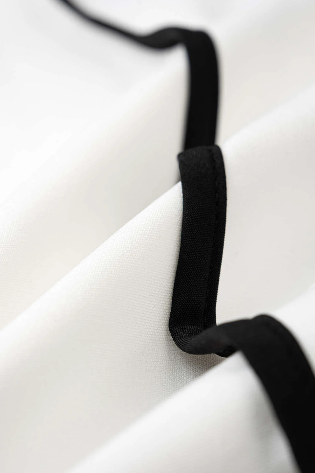 Contrast Binding V-Neck Tie-Up Sleeveless Jumpsuit - Image 4